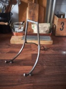 Metalowy stojak na książkę