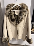 Ciepły damski beżowy kożuszek z futerkiem - Authentic Evie