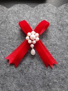 Klasyczna broszka kokardka z perłową zawieszką