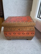drewniana szkatułka na biżuterię z prlu stan bdb- 12x16x12 cm