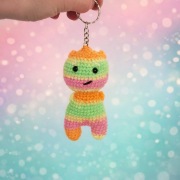 Kolorowy brelok - szydełkowy Ludzik