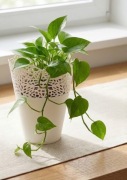 Ażurowa biała osłonka na doniczkę IKEA z serii Samverka.