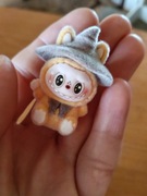 Figurka Labubu kolor morelowy 