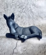 Ceramiczna figurka czarnego konia