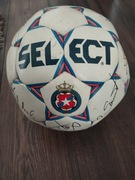 Piłka z podpisami piłkarzy Wisły Kraków