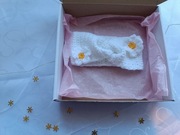 Opaska biała z włóczki z stokrotkami 