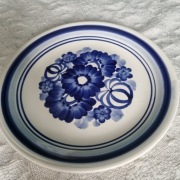 Talerz wiszący płaski talerzyk malowany ceramika Włocławek PRL