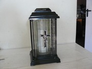 Znicz nagrobny czarny z krzyżem i różą – elegancki, solidny