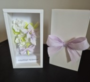 Pudełko prezentowe z mini bukiecikiem kwiatów hand made. 