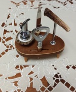 Zestaw barmański z poroża i metalu. 4 elementy na podstawie. PRL