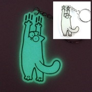 Brelok kot Simon wiszący na pazurach Simon's cat świecący w ciemnościach