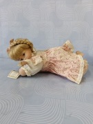 Lala Porcelanowa leżąca