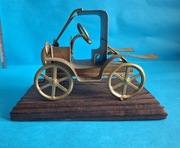 Samochód Metalowy model zabytkowego auta na drewnianej podstawie