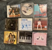 Zestaw 15 płyt CD z przebojami z różnych lat.