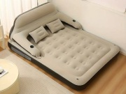 Nadmuchiwany materac powietrzny z pompką, zagłówkiem i poduszkami.