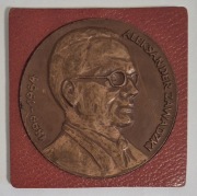 Aleksander Zawadzki medal wklejony w ekspozytor