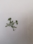 Cukiernica z porcelany inkrustowana złotem. 