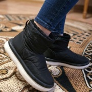 Czarne Botki Śniegowce. Ciepło i Styl na Zimę!