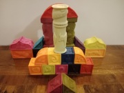 B.Toys miękkie klocki dla niemowląt Elemenosqueeze