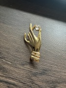 Przypinka z kryształkami dłoń