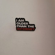 pin metalowy przypinka dla ludzi urodzonych w Polsce przed 1987r. 