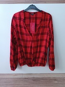 Czerwona bluzka w czarną kratkę z długim rękawem i dekoltem w serek V 36