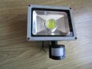 Halogen, naświetlacz soczewkowy LED 20W z czujnikiem ruchu MOCNY