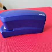 Zszywacz elektryczny Leitz NIEBIESKI