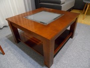 Stylowy stół kawowy z litego drewna