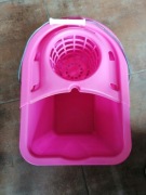 Wiadro z wyżymaczką i rączką, ergonomiczne.