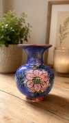 Ceramiczny wazonik kobaltowy z motywem kwiatowym – vintage 12 cm