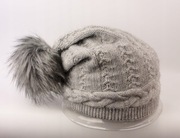 Czapka damska szara z pomponem