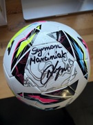 Oryginalna piłka z autografem Szymona Marciniaka.