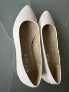 Białe czółenka na niskim obcasie Brilu