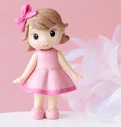 Figurka na tort Dziewczynka różowa sukienka - ozdoba na tort urodzinowy