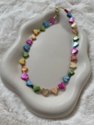 Kolorowy naszyjnik z serduszek z masy perłowej wiosenny handmade