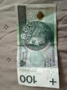 Banknot 100 o numerach seri EJ0420420