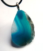 Wisiorek z niebieskim nieregularnym agatem