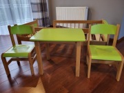 Łóżko, stolik z krzesełkami