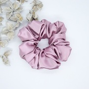 Satynowa gumka do włosów – pudrowy róż, elegancja i połysk.