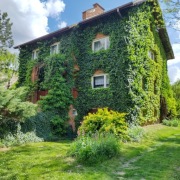 Duży dom w otoczeniu drzew oaza dla miłośników przyrody Zawichost 