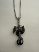 Czarny gotycki naszyjnik z splatanym smokiem i czerwonymi kryształami