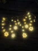 Kurtyna 63 led gwiazdki płatki śniegu 100x70cm na baterie ciepły biały 