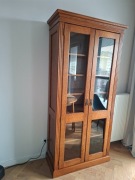 dębowa wysoka witryna do loftu, salonu czy rustykalnej kuchni