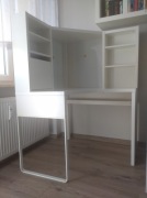 Białe biurko narożne Micke (Ikea)