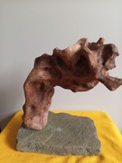 Ozdoba, rzeźba drewno na kamiennej podstawie