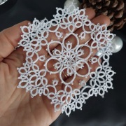 Dekor na choinkę śnieżynka frywolitka biala 11 cm