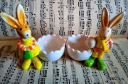 Dwa zające, figurki ceramiczne, podstawki do jajek