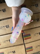 Sztuczny penis z przyssawka, imitacja prawdziwego członka 