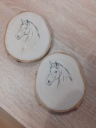 Podkładka pod kubek. Naturalne drzewo. Koniki.